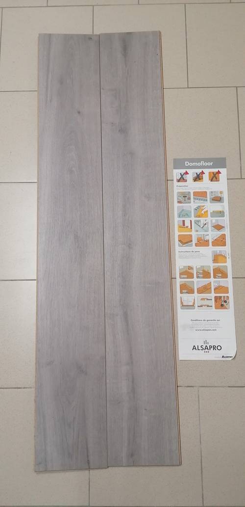 Vends revêtement de sol stratifié, état neuf, couleur bois lasuré gris