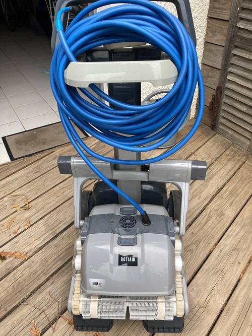 Vends robot nettoyeur de piscine