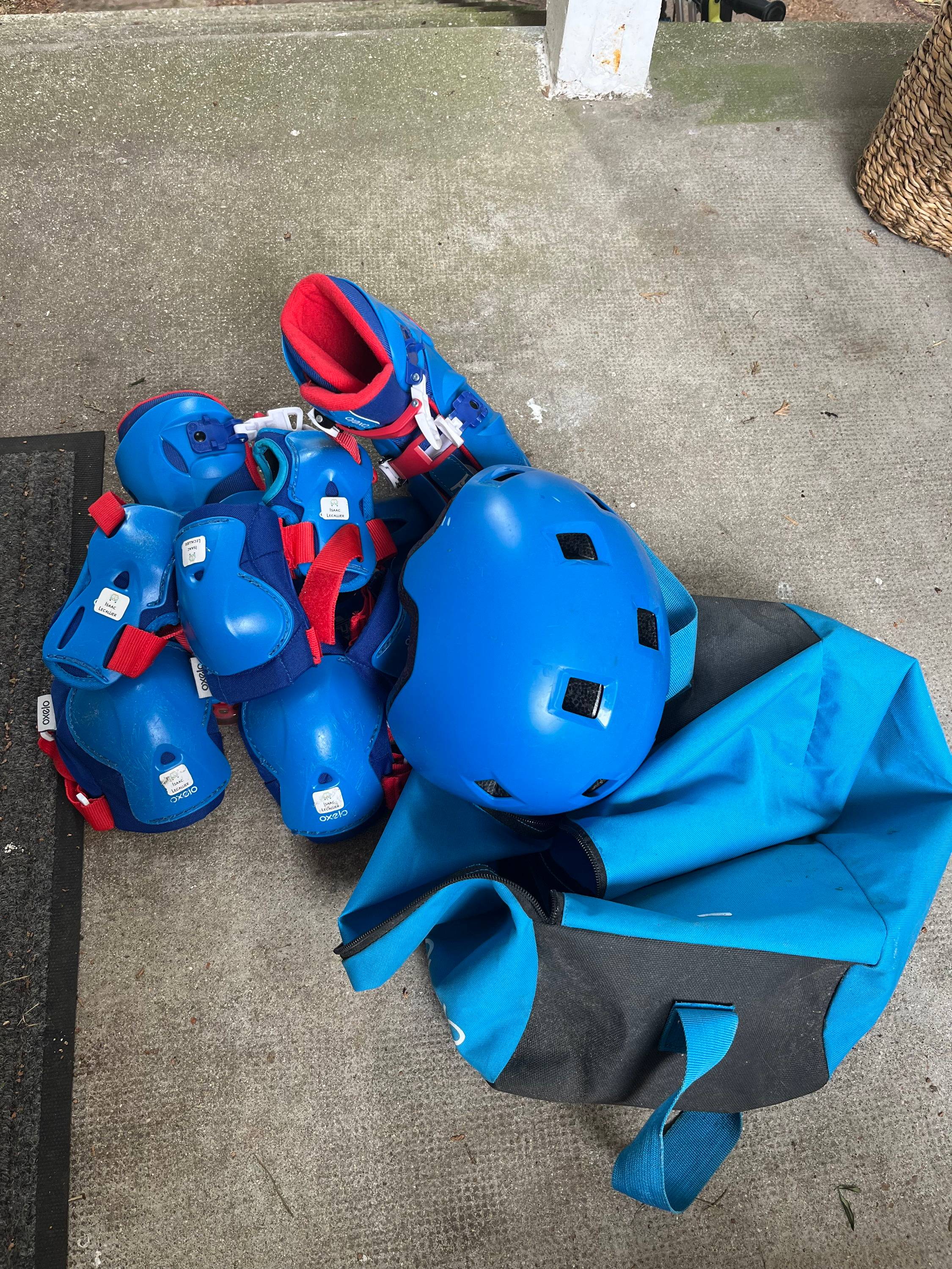 Vends rollers avec 2 casques, des protections, des chaussettes et un sac de transport