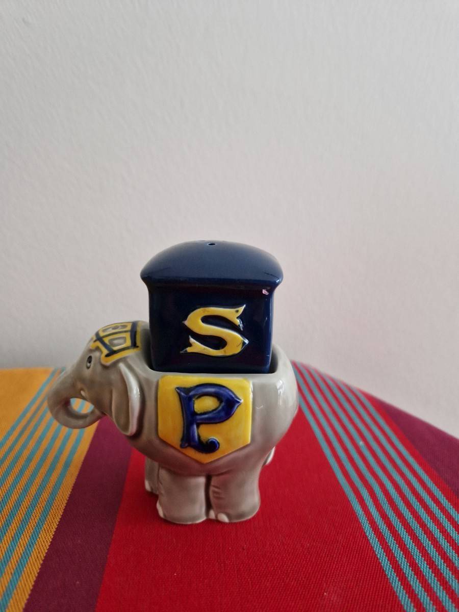 Vends salière poivrière éléphant en porcelaine