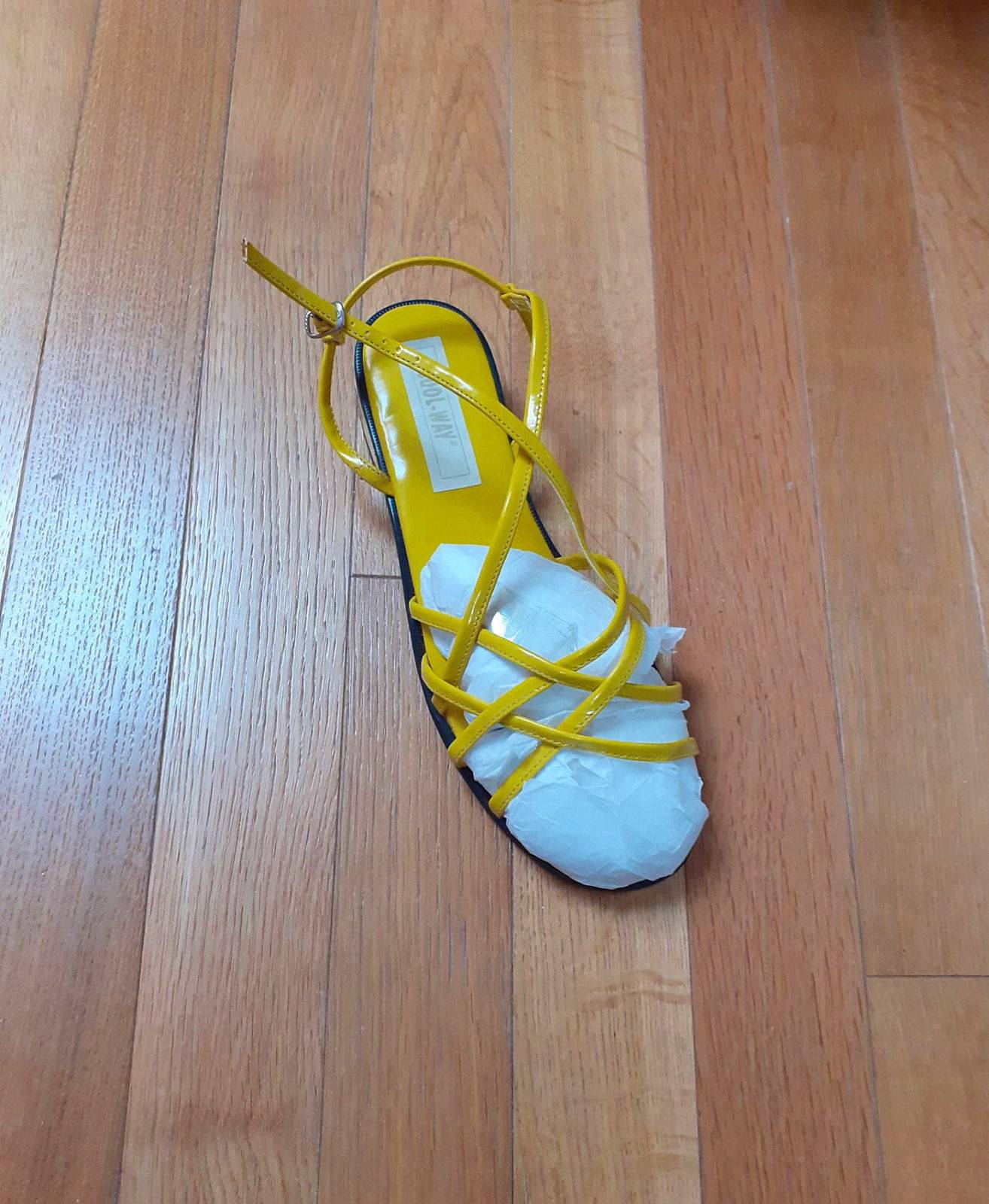 Vends sandales jaunes vernies neuves, pointure 41/42
