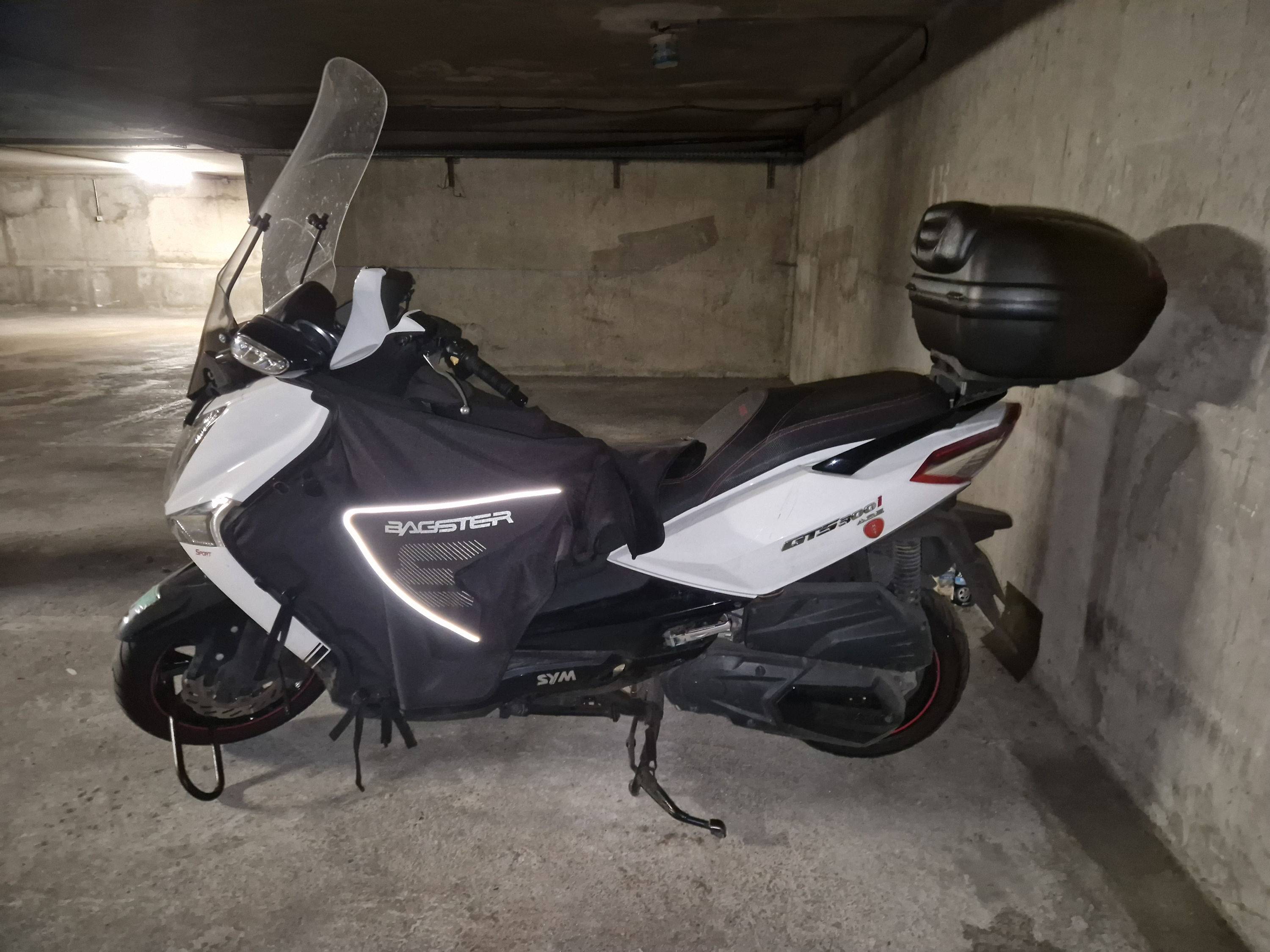 Vends maxi scooter SYM GTS 300i, 2016, 9000km