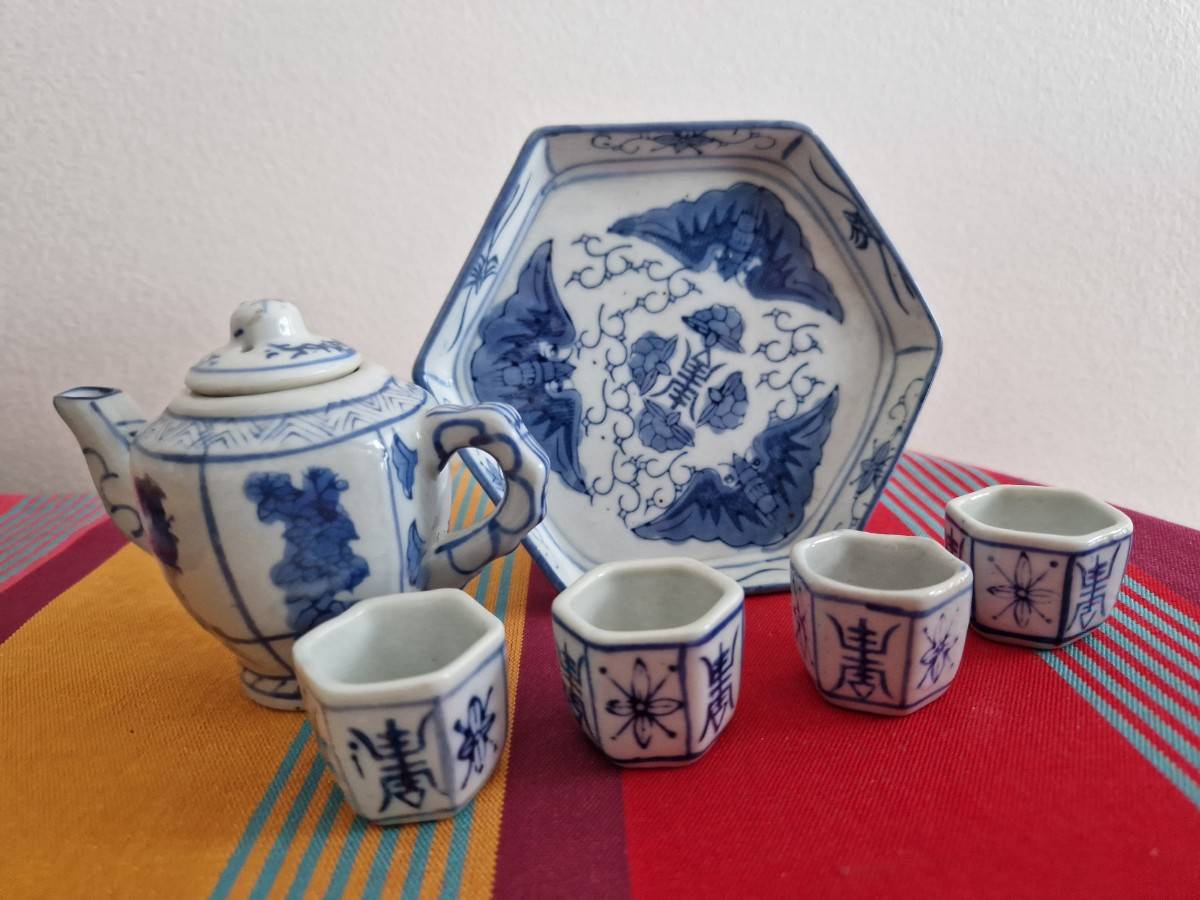 Vends service à thé miniature blanc-bleu en porcelaine de Chine