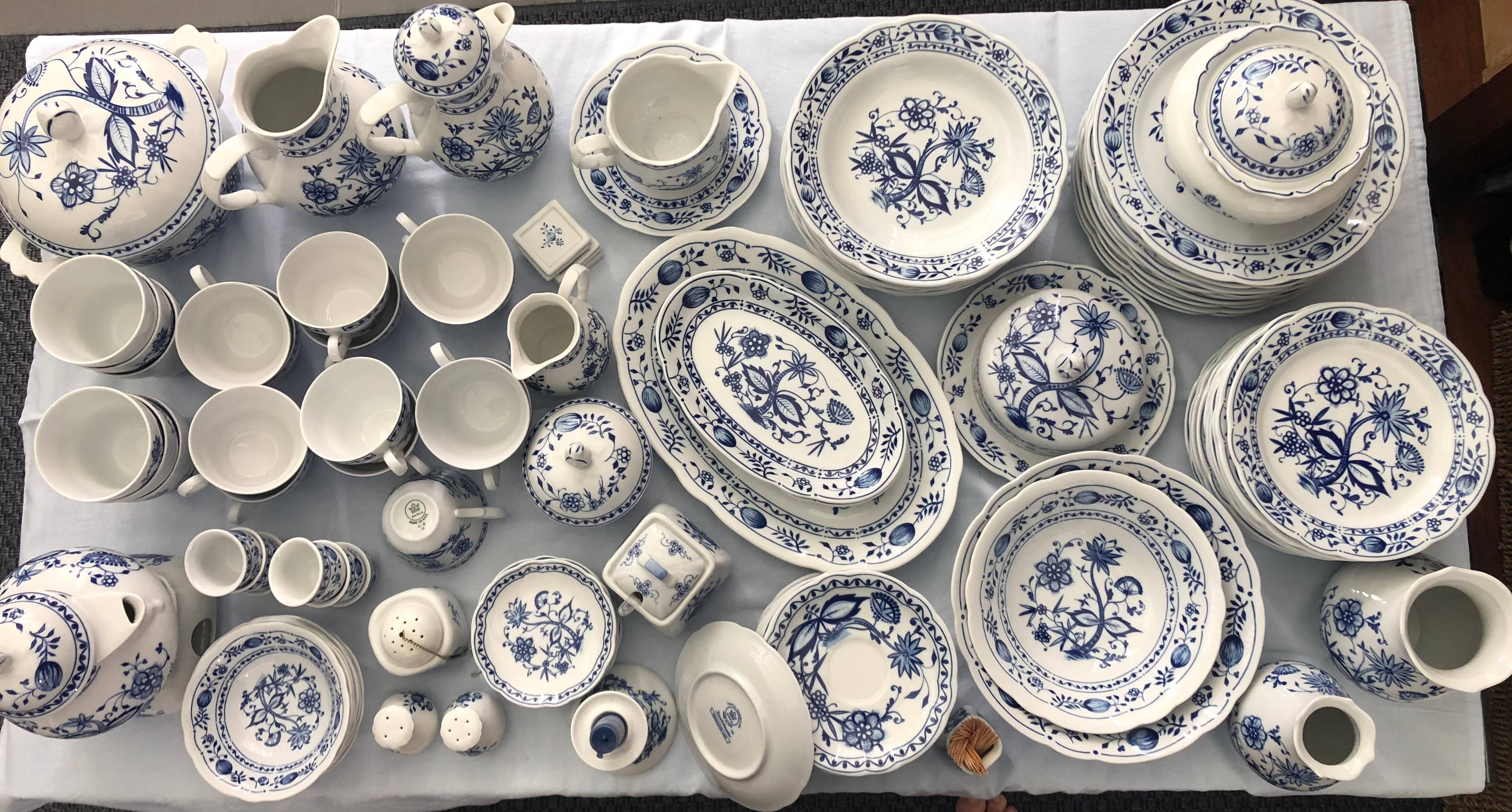 Vends service en porcelaine, couverts & accessoires "Zwiebelmuster" bleu-blanc, 131 pièces