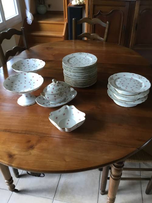Vends joli service en porcelaine de Limoges, fin XIXème, modèle petites roses