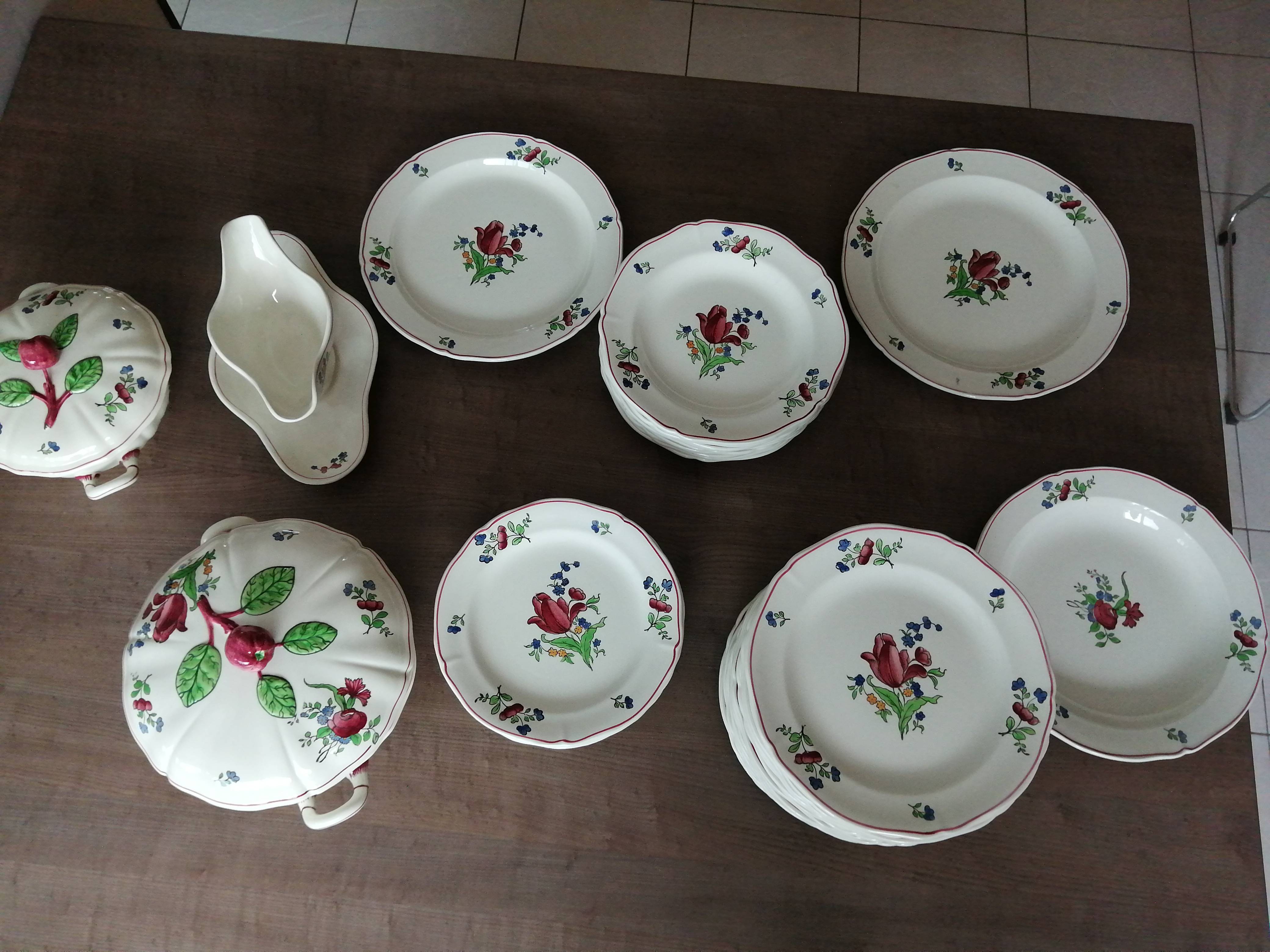 Service De Table Ancien WAWEL - Porcelaine Polonaise - Motif Floral - Occasion