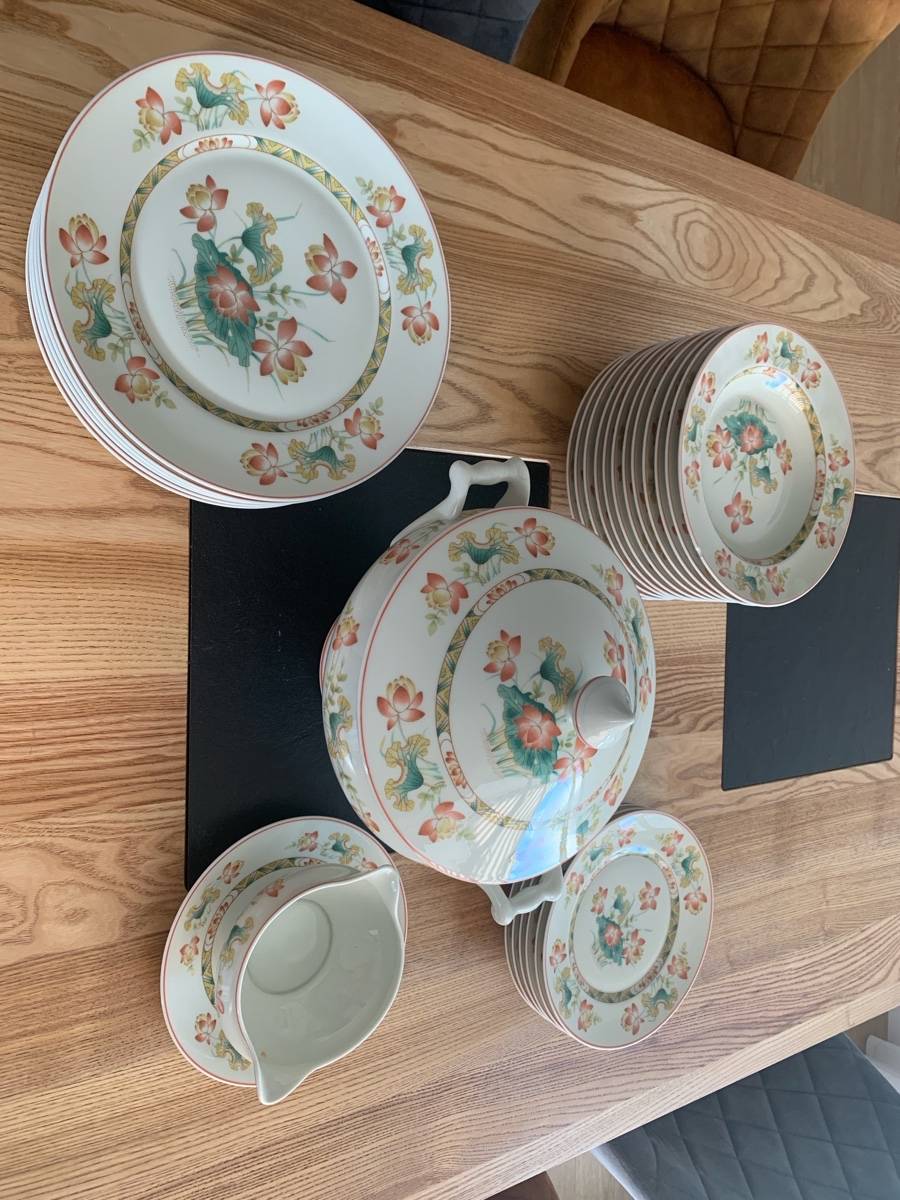 Vends service de table en porcelaine numéroté