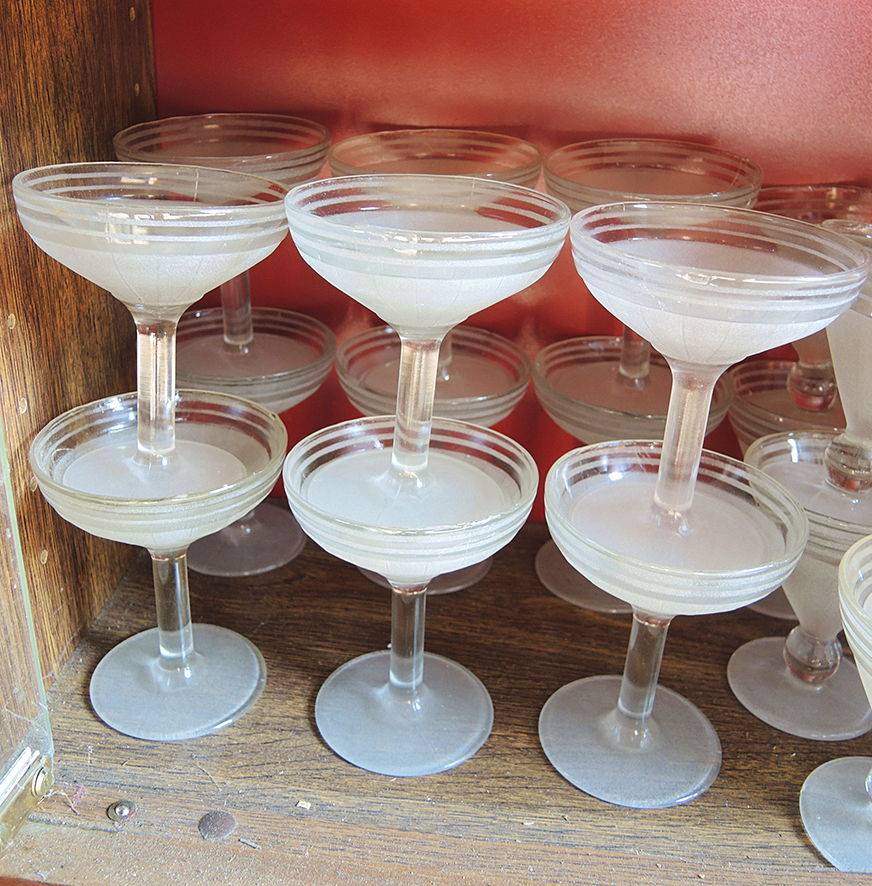 Vends Service de Verres à Pied en Verre Sablé Vintage