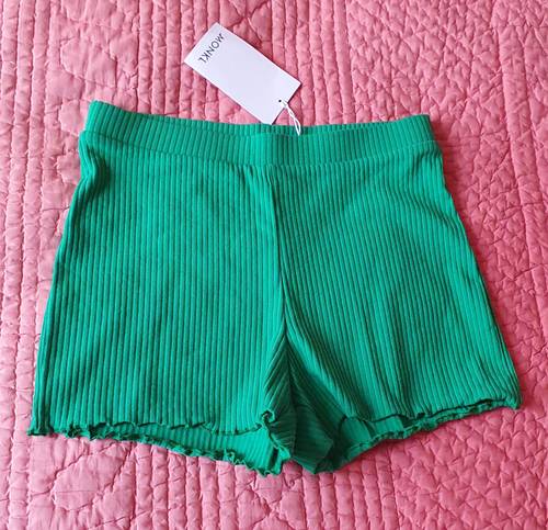 Vends Short coton bords ondulés, coloris vert, Monki, Taille XS (34-36), neuf avec étiquette
