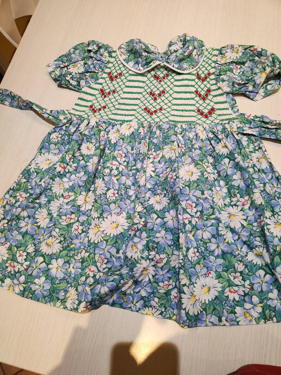 Vends robe à smokes 4 ans