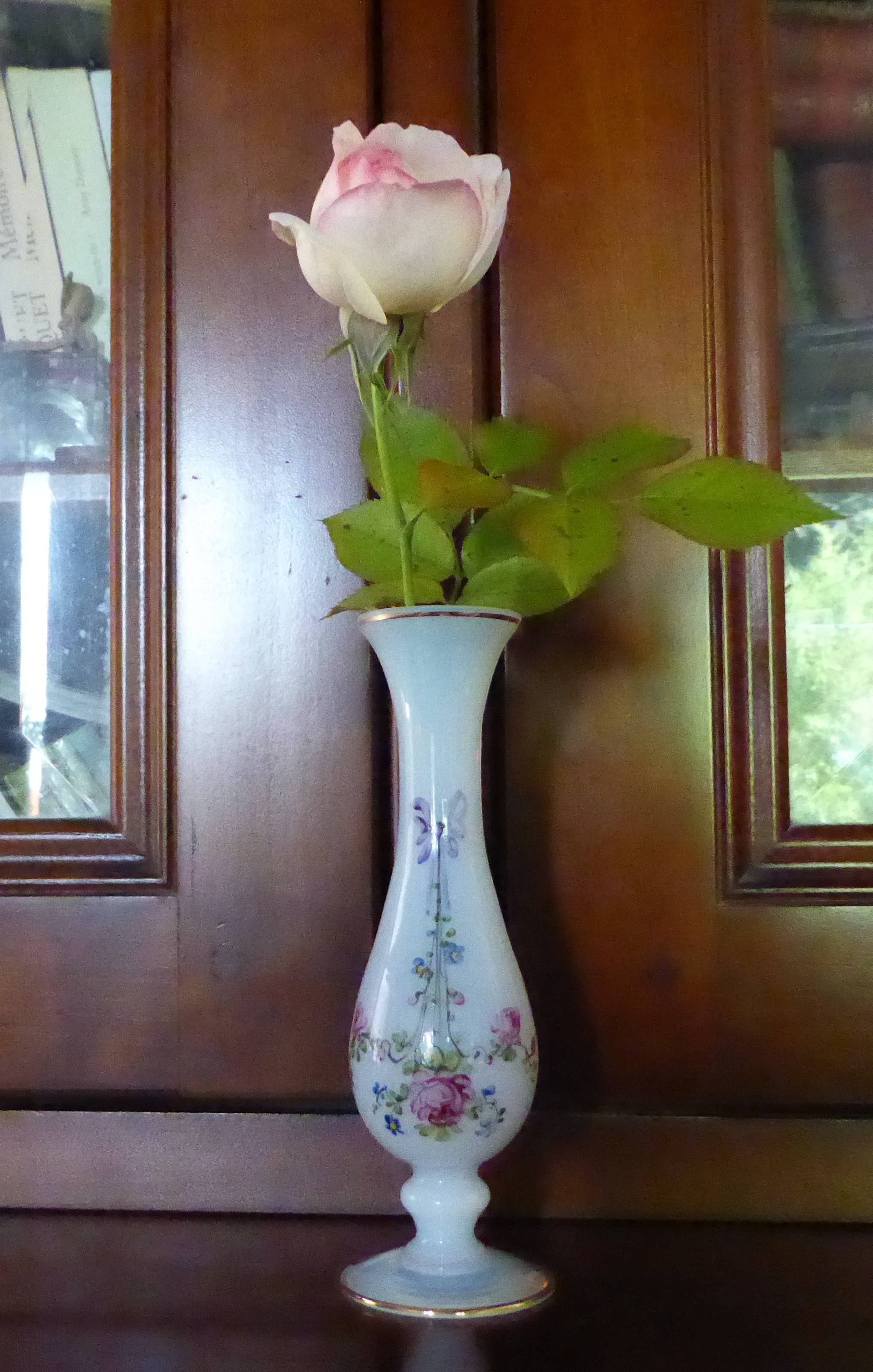 Vends ancien joli soliflore Opale ou opaline laiteuse signé fait main et peint à la main