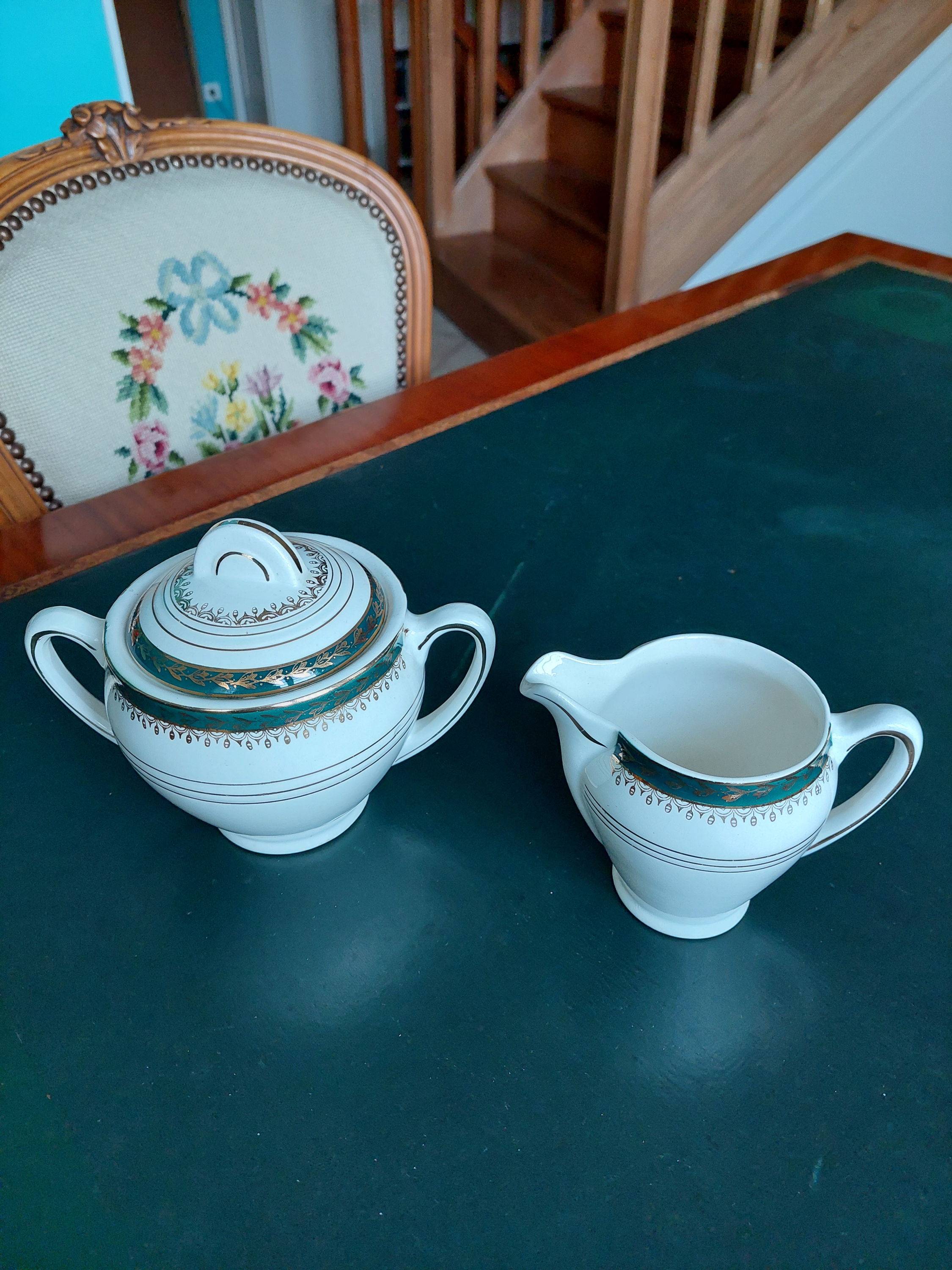 Vends un sucrier et un pot à lait assortis