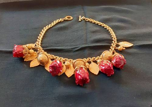 Vends superbe collier aux véritables boutons de roses