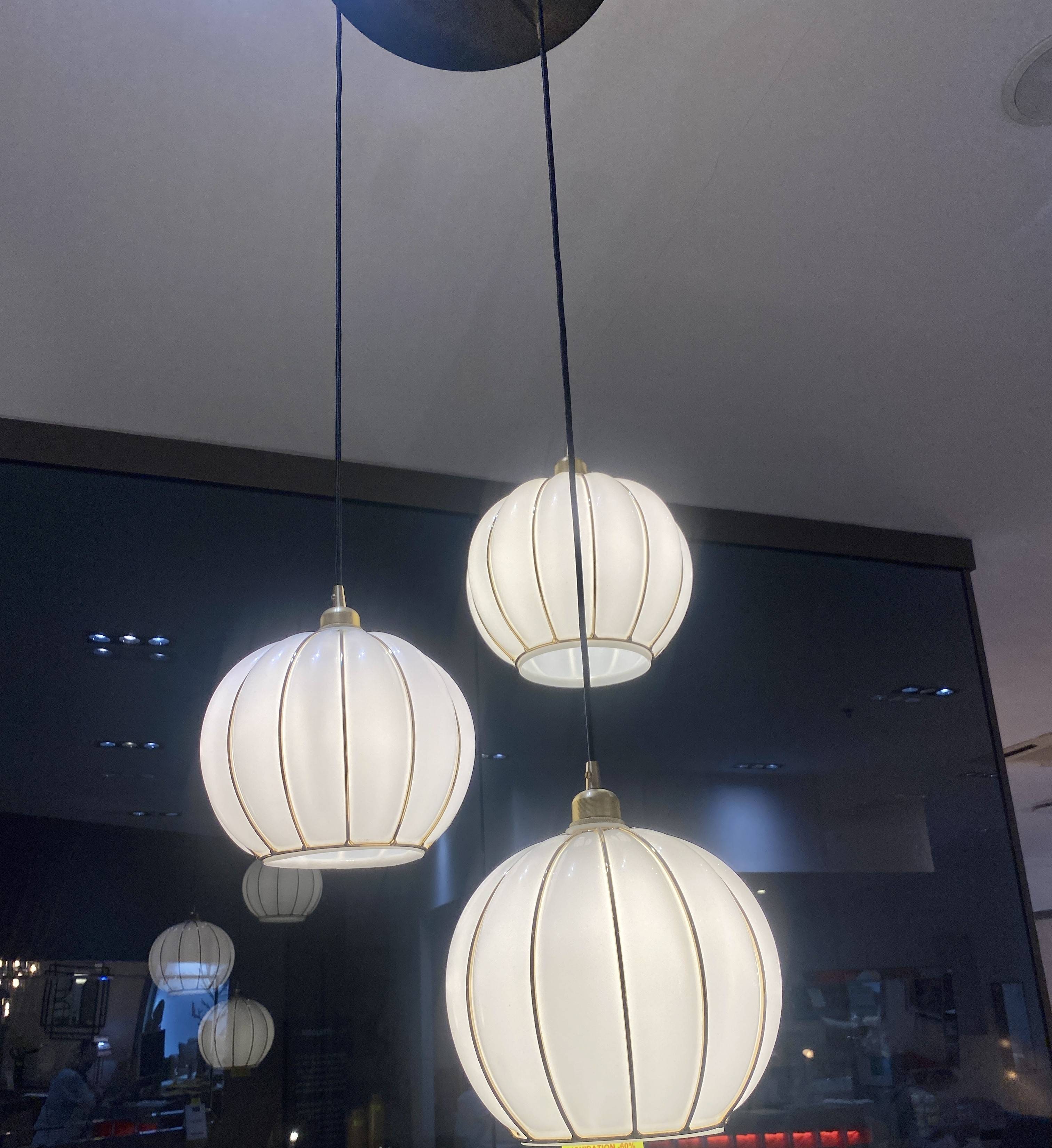 Vends Suspension "Casamance" - 3 globes - Verre de Murano blanc brillant et laiton brossé