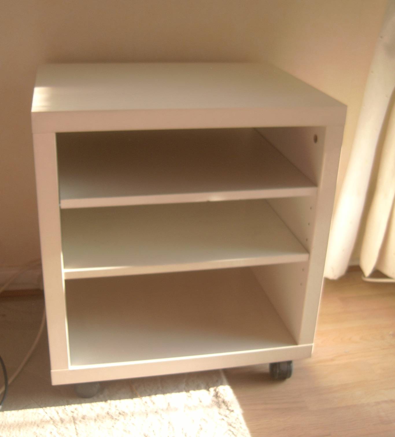 Vends table pour TV et appareils audio