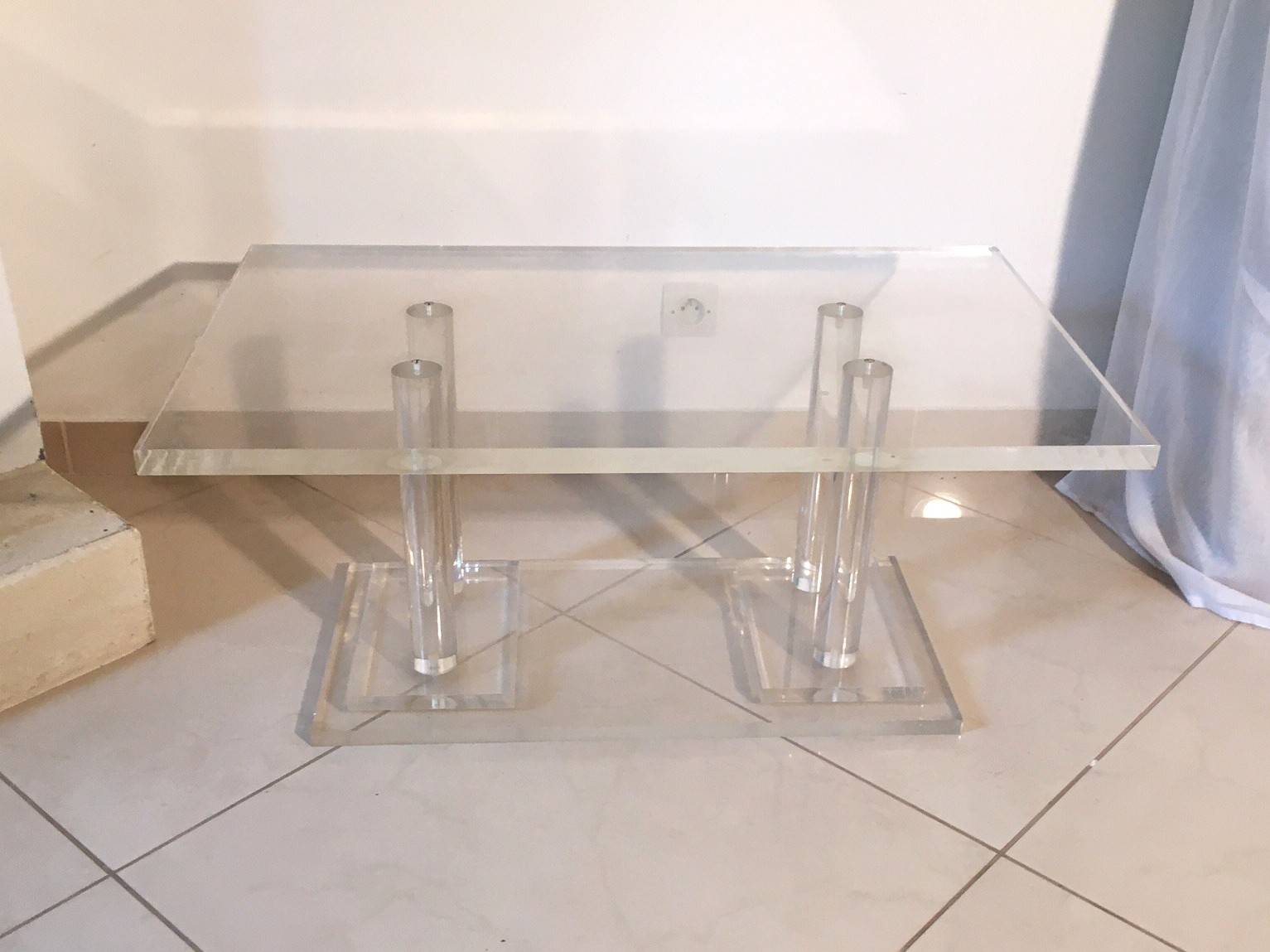 Vends table basse design en plexiglass