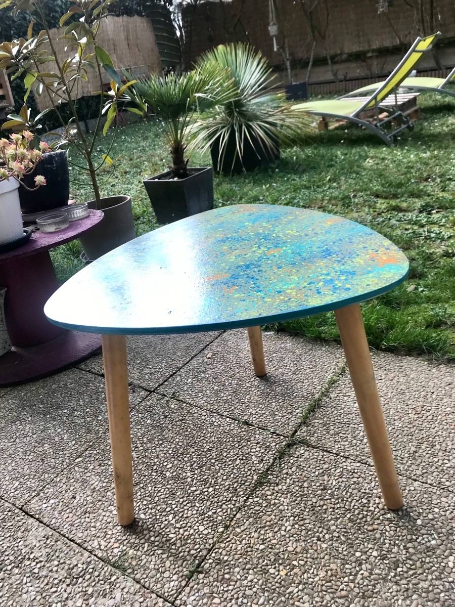 Vends table basse peinte finition résine epoxy