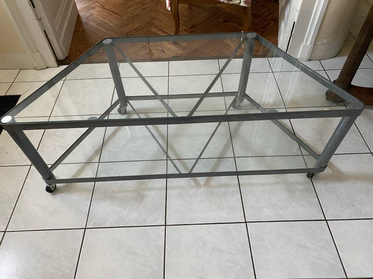 Vends table basse en verre sur roulettes très bon état remise en main propres à bordeaux paiement especes 40€
