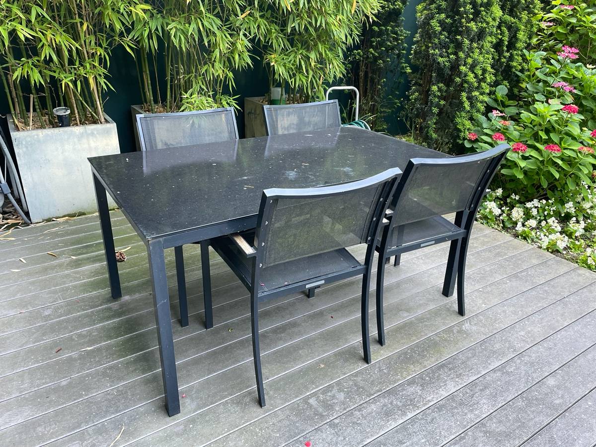 Vends table et chaises de jardin