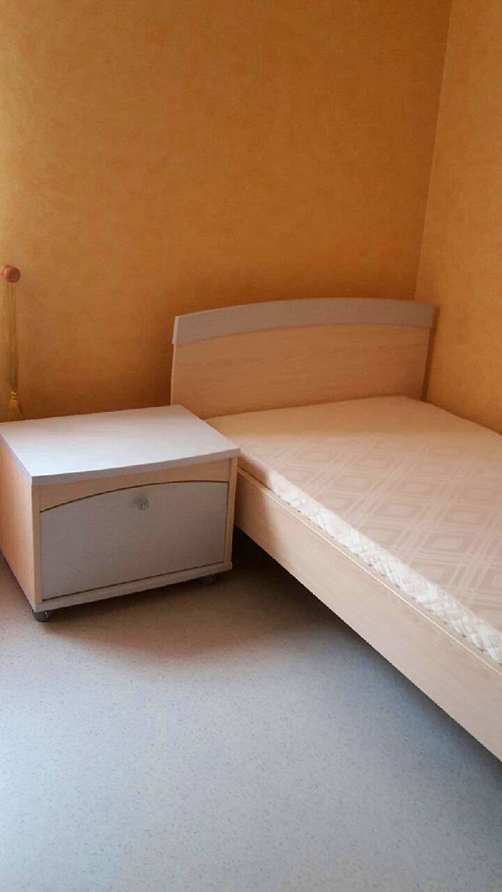 Vends lit avec sa table de chevet