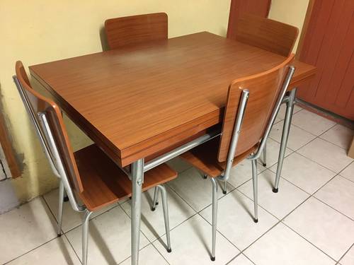 Vends table de cuisine et quatre chaise formica