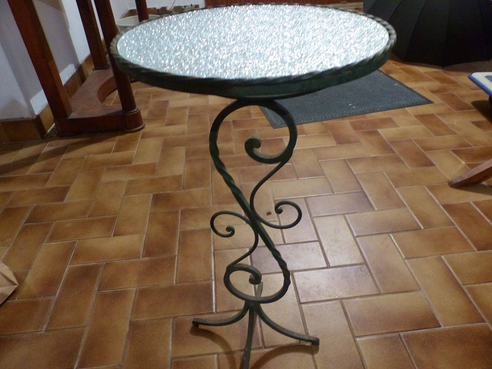 Table vintage en fer forgé avec plateau de verre