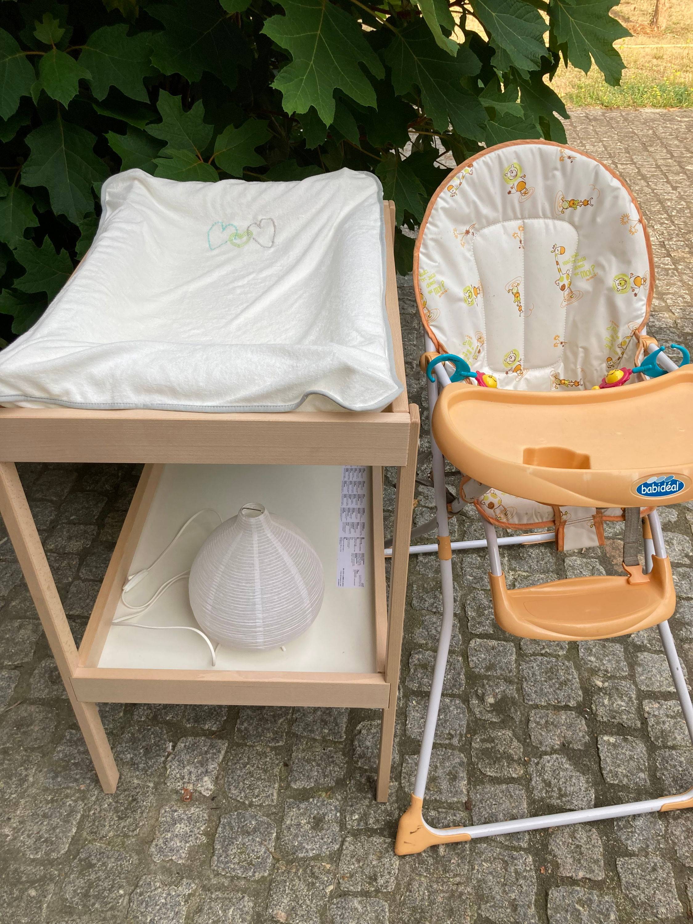 Vends table à langer +siege repas+2 lits valise babideal