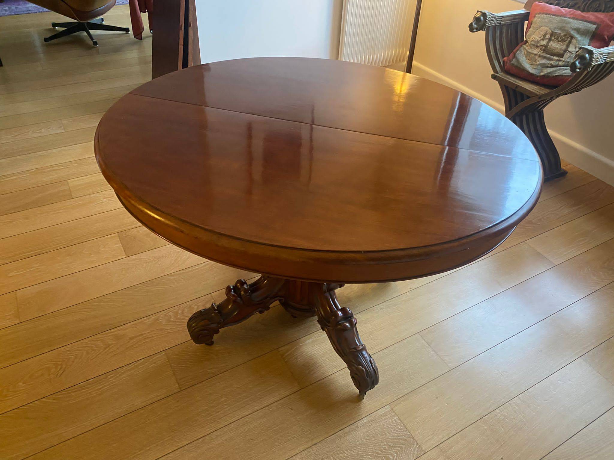 Vends Table en bois de merisier sculpté avec rallonges on Gens de Confiance