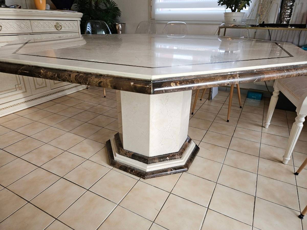 Vends table octogonale en marbre de Carrare beige clair avec un liseré marron
