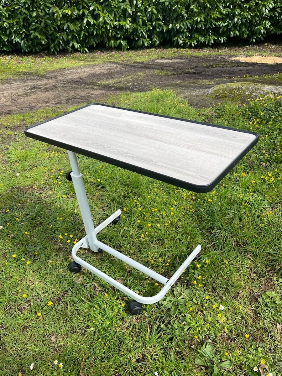 Vends table de repas réglable pliable