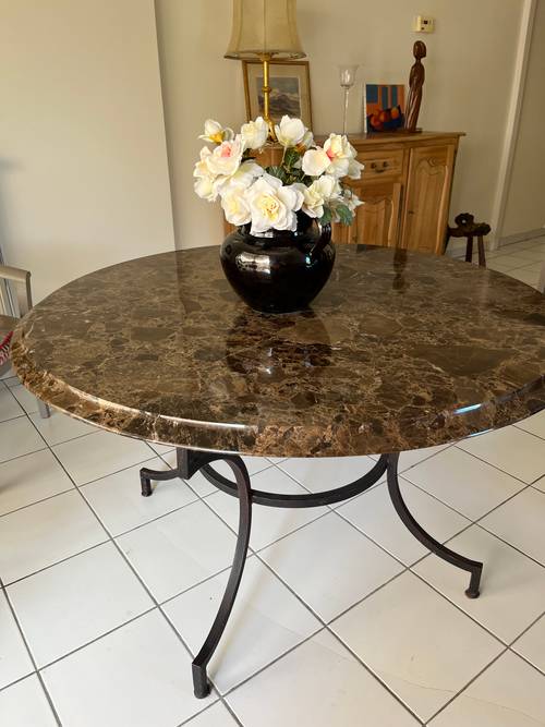 Vends Table ronde 135 cm x 3 cm épaisseur plateau Marbre du Portugal sur pieds fer forgé