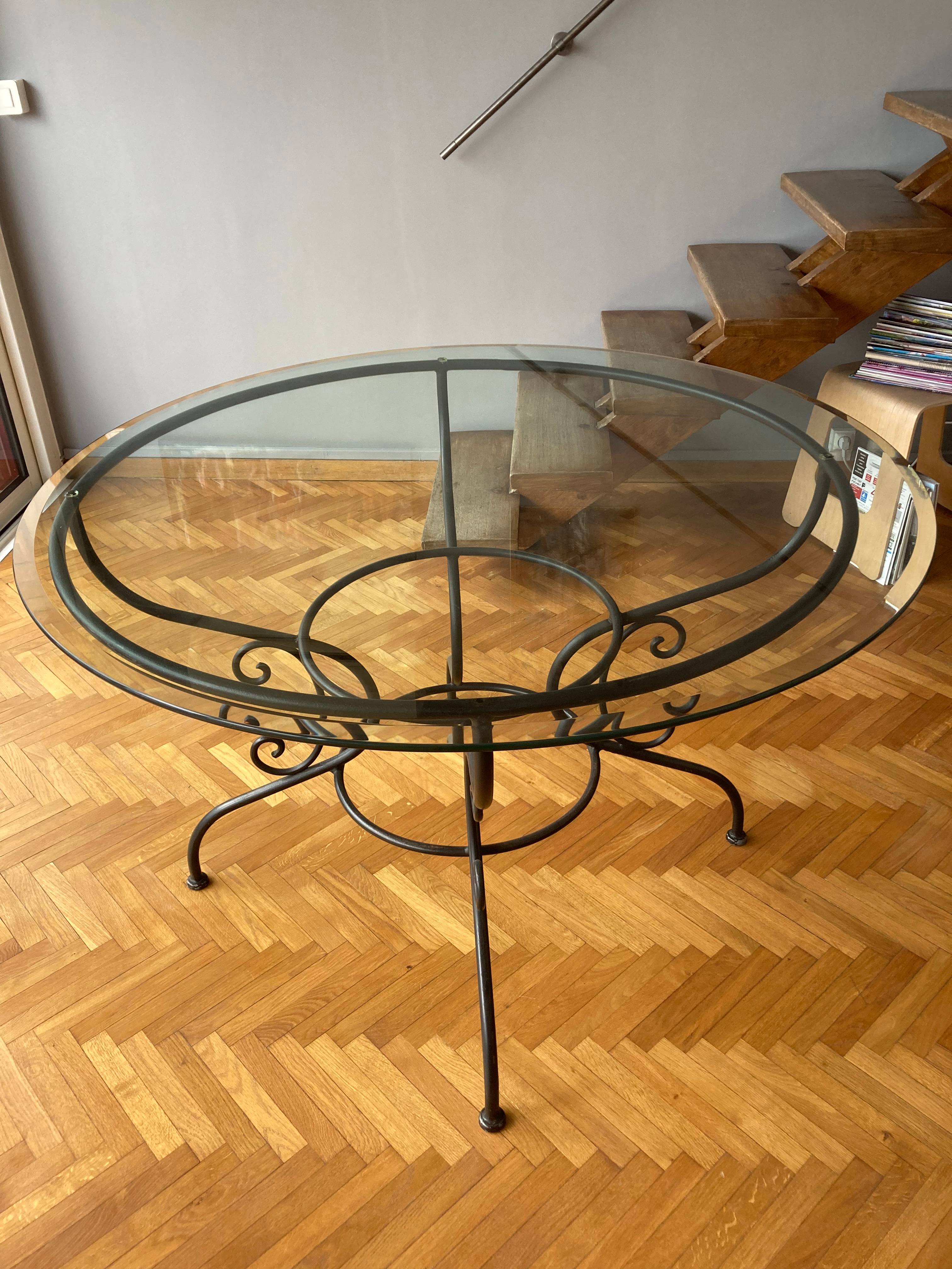 Vend table en fer forgé avec plateau en verre 4 4 chaises Dimensions : 1,75 m (L) x 0,94 m (l) x 0,76 m (h) - Ameublement