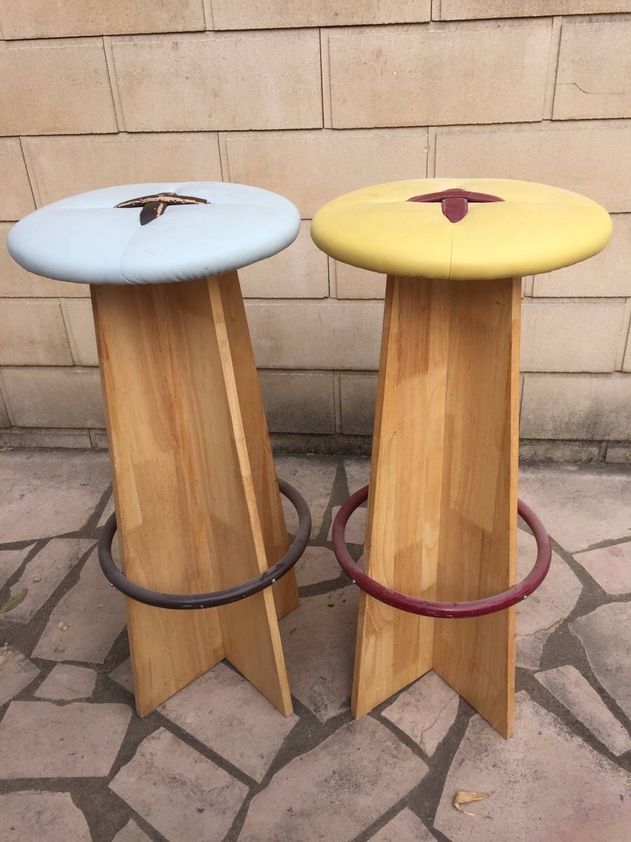 Vends 2 tabourets de bar, assise cuir, bon etat