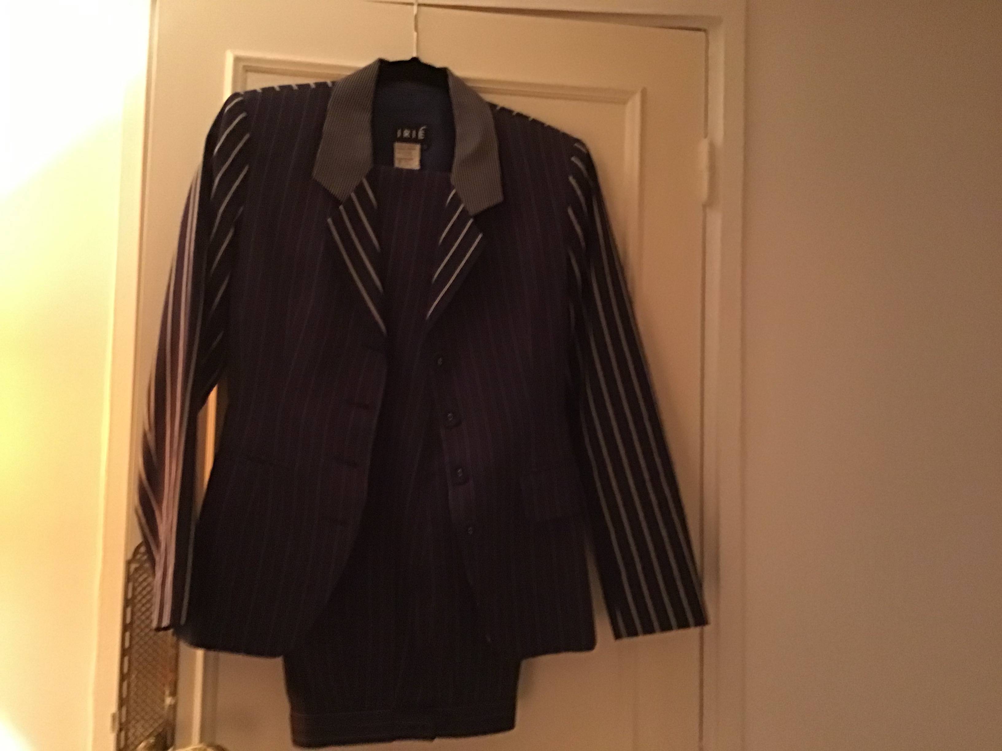 Vends un tailleur pantalon, rayures bleu et blanc, taille 38