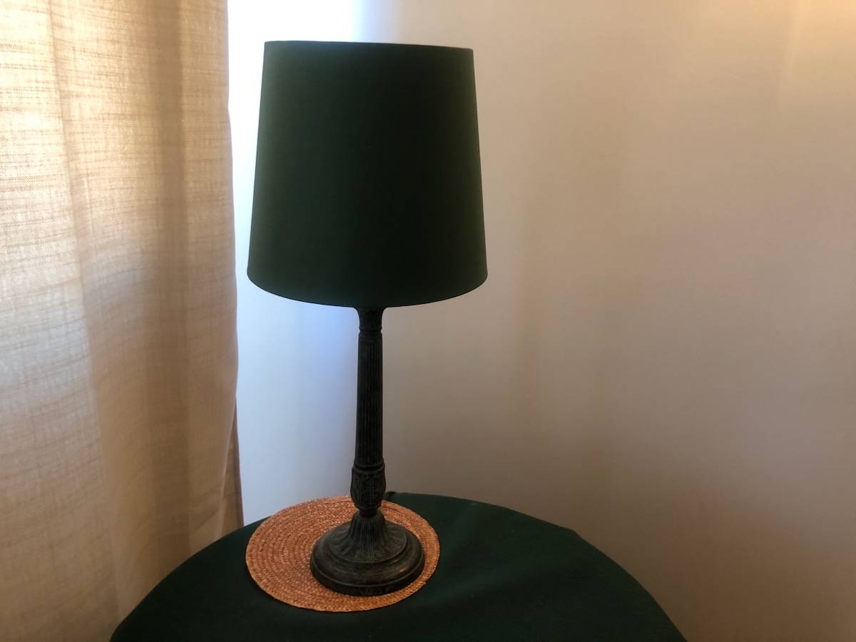 Vends abat-jour tapissier, cylindrique, vernis noir, intérieur or