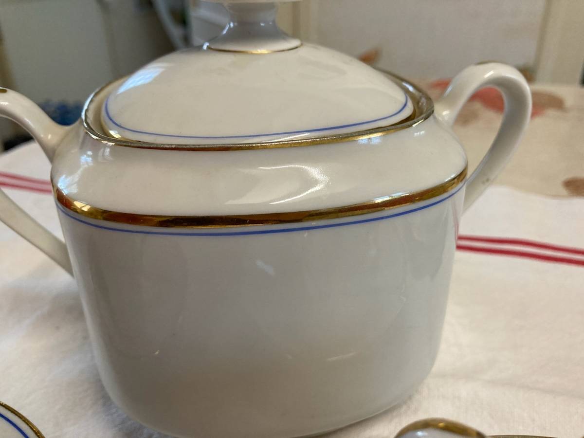 Vends 12 tasses anciennes et ses soucoupes avec 1 sucrier porcelaine de Limoges