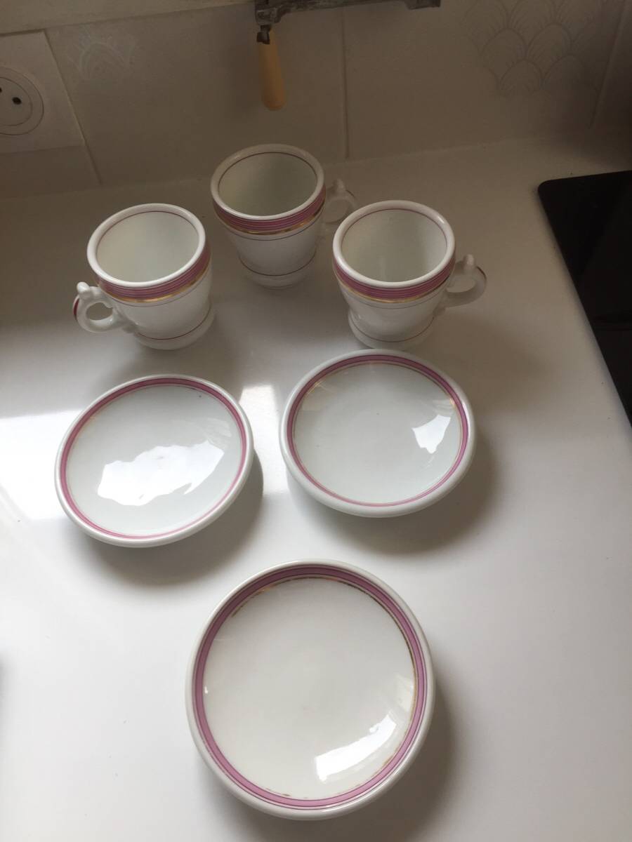 Vends tasses et soucoupes roses et blanches