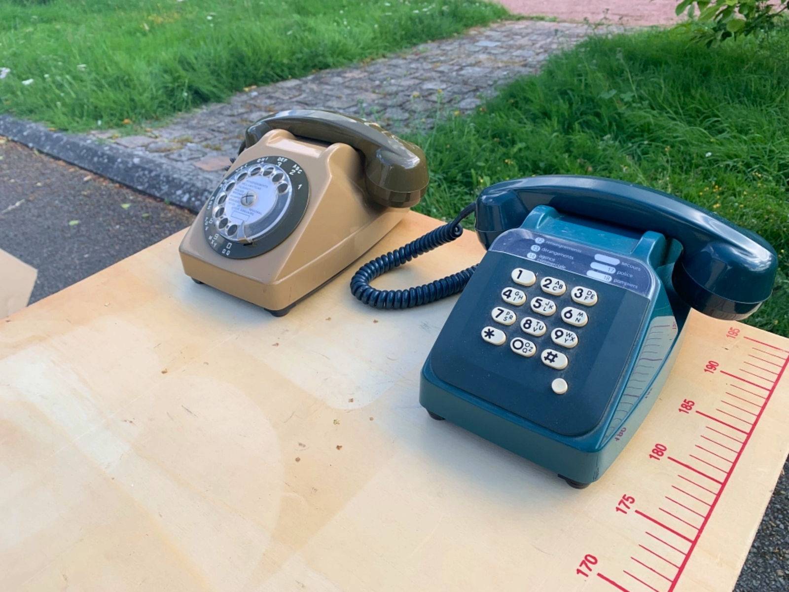 Vends 2 téléphones vintage
