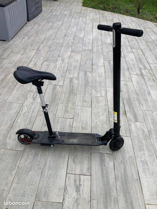 Vends trottinette électrique en très bon état Avec chargeur et selle que l’on peut retirer mais que je laisse