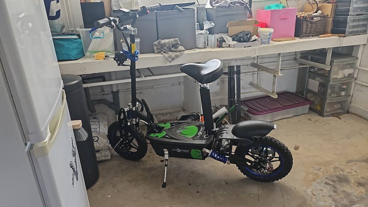 Vends trottinette électrique marque ecoextrême très peu servie
