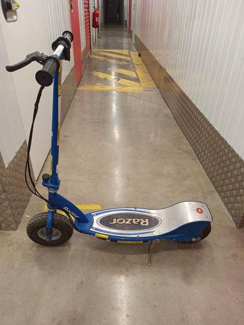 Vends une trottinette Razor E300