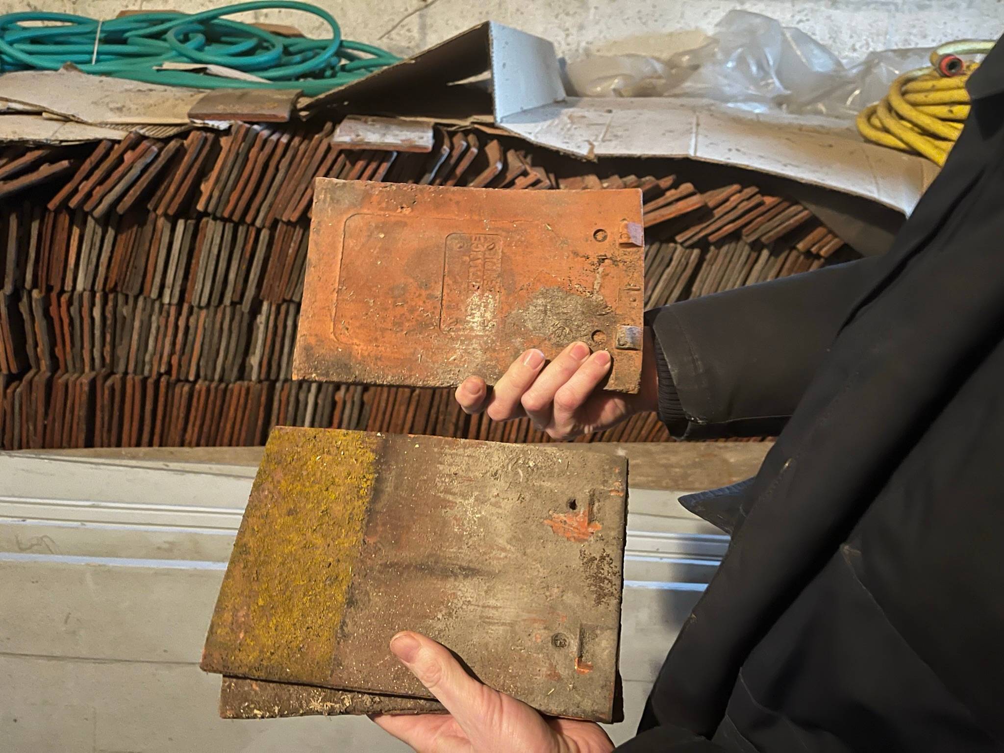 Vends 6000 tuiles anciennes cuites au bois