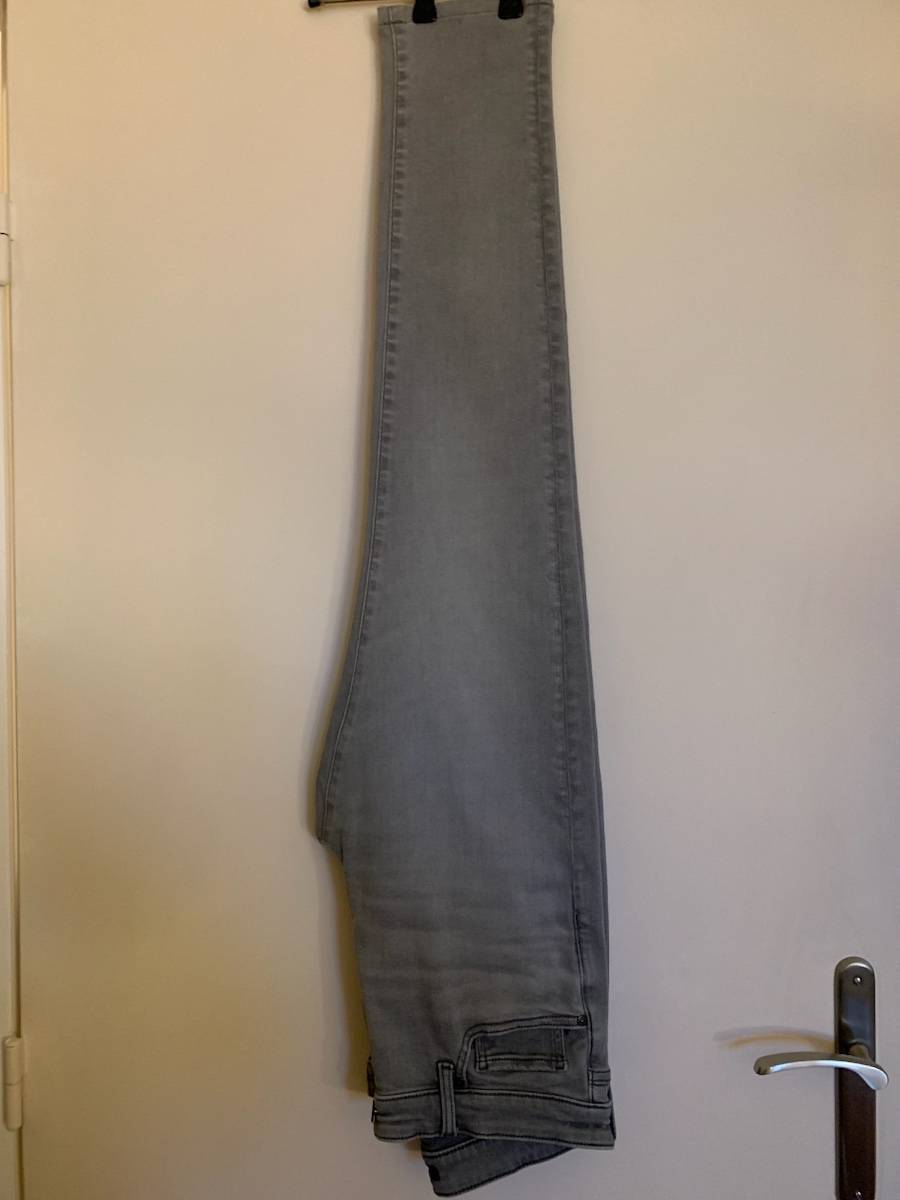 Vends jean Uniqlo gris clair taille 30