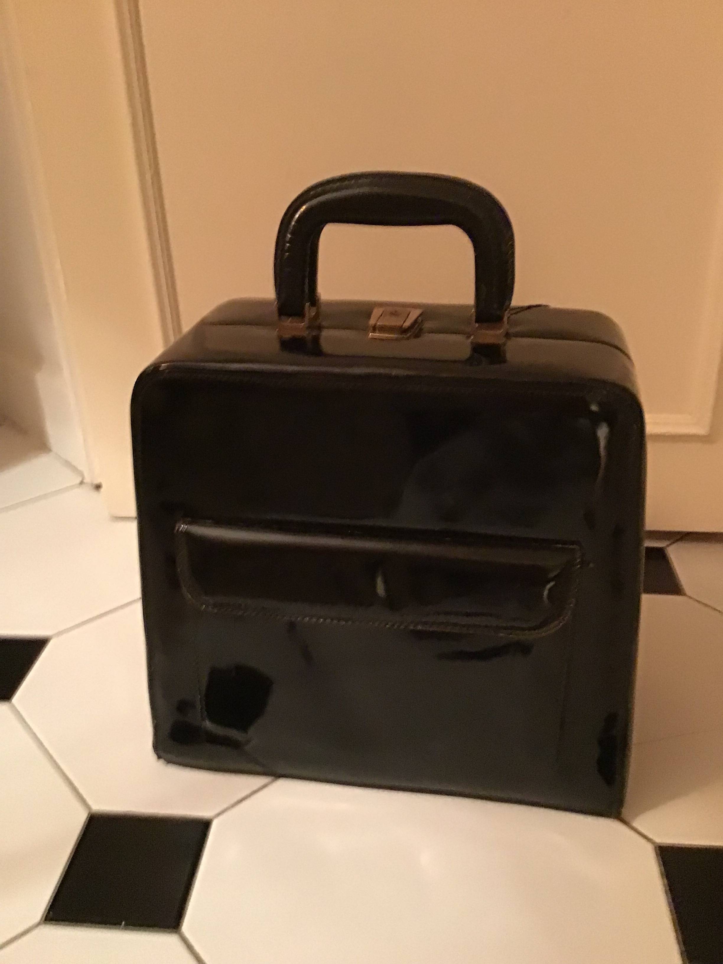 Vends vanity case cuir verni noir