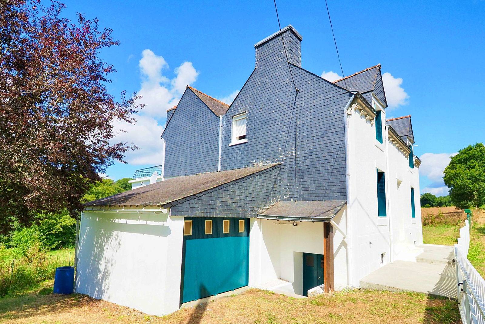 Vaste maison bretonne des années 30 - 4 chambres, 200m² sur 7450m² de terrain - Guiscriff (56)