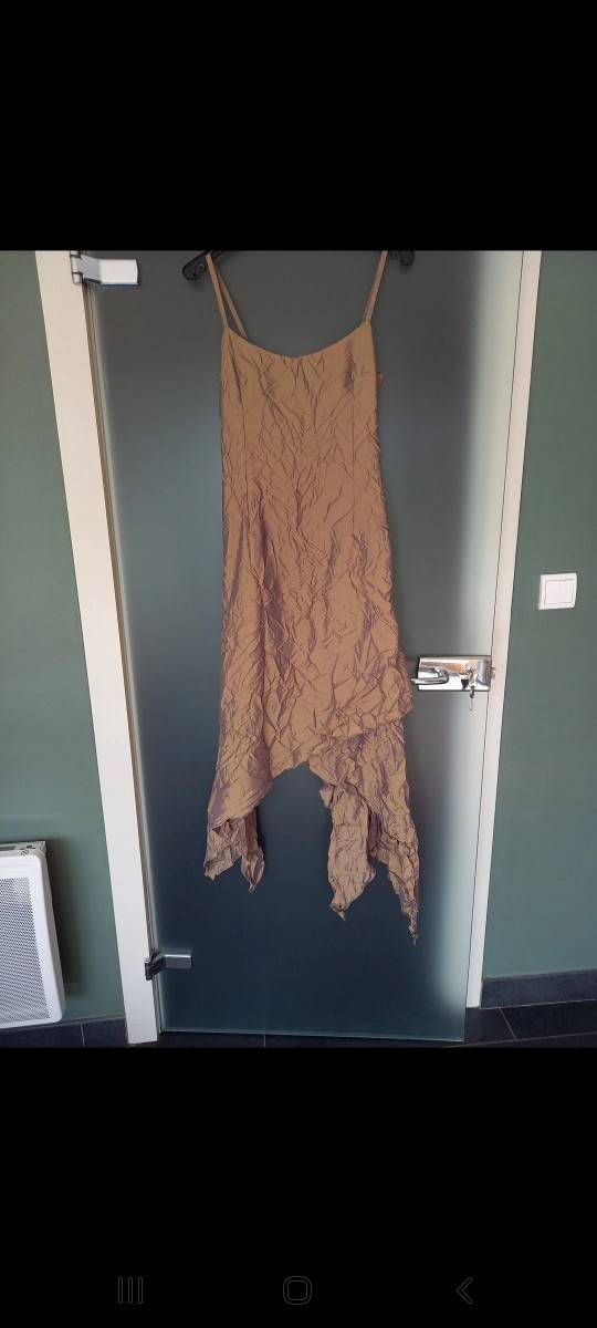 Vends robe et veste croisée, poignées plissées. Idéal pour vos cérémonies. Porté 1 fois