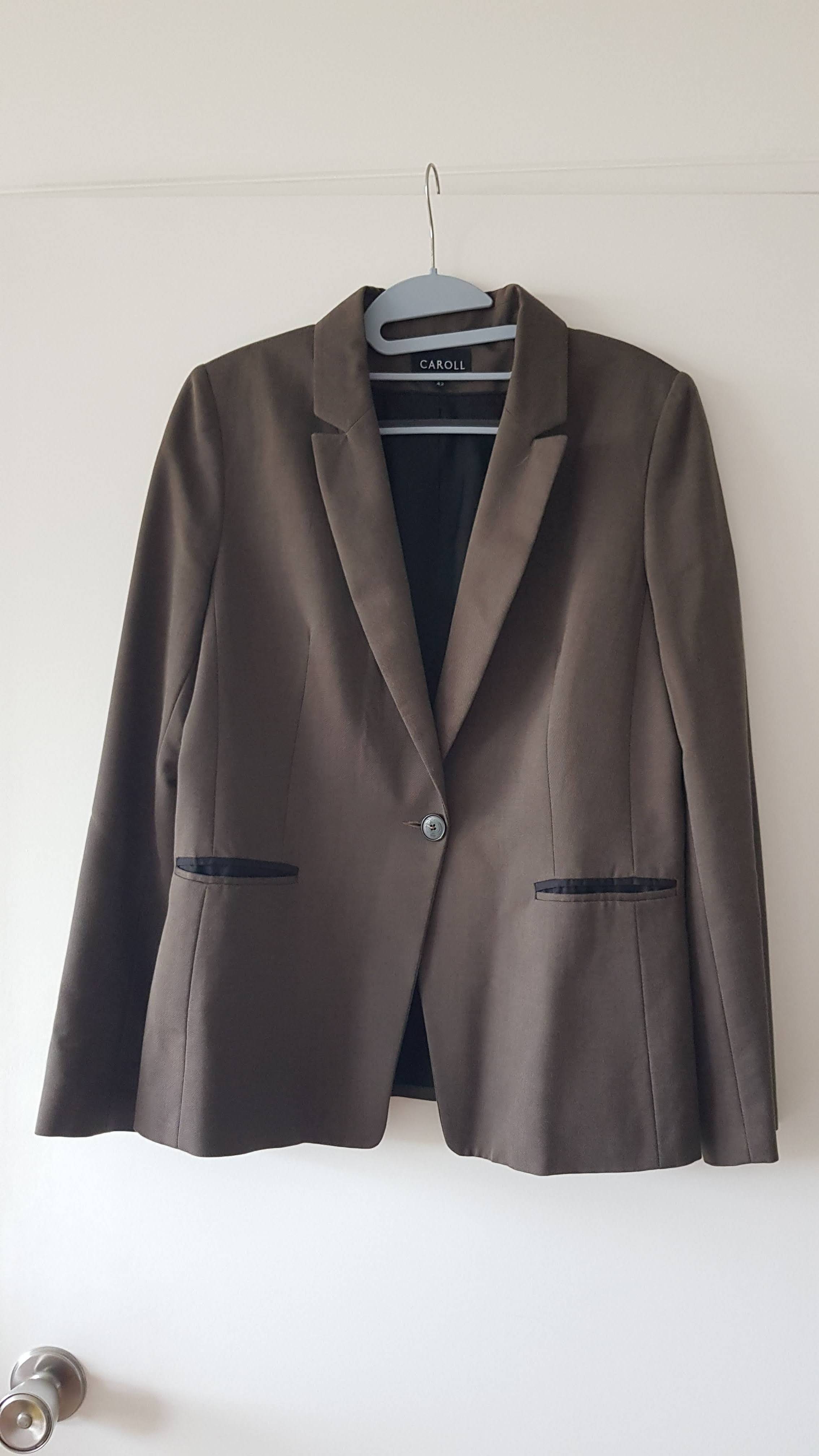 Vends Veste style blazer Caroll couleur taupe 51% laine coloris taupe Taille 42 très bon état