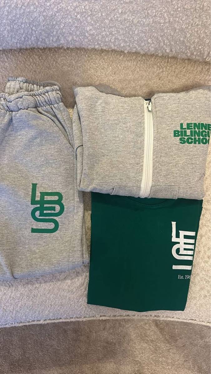 Vends vêtements pour la Lennen Bilingual School - Taille 5 ans