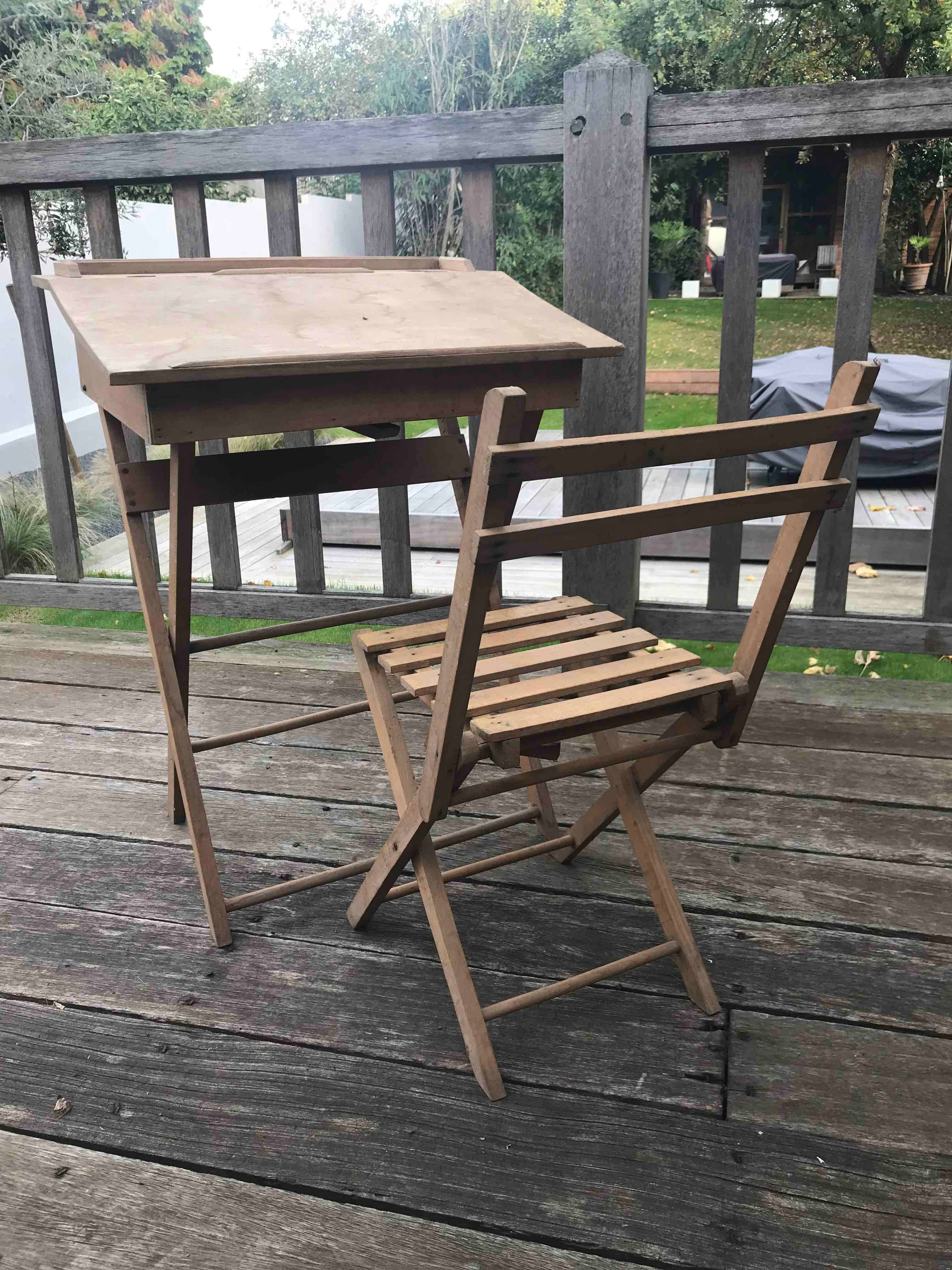 Vente d’un bureau ancien pour enfant et de sa chaise en bois en bon état