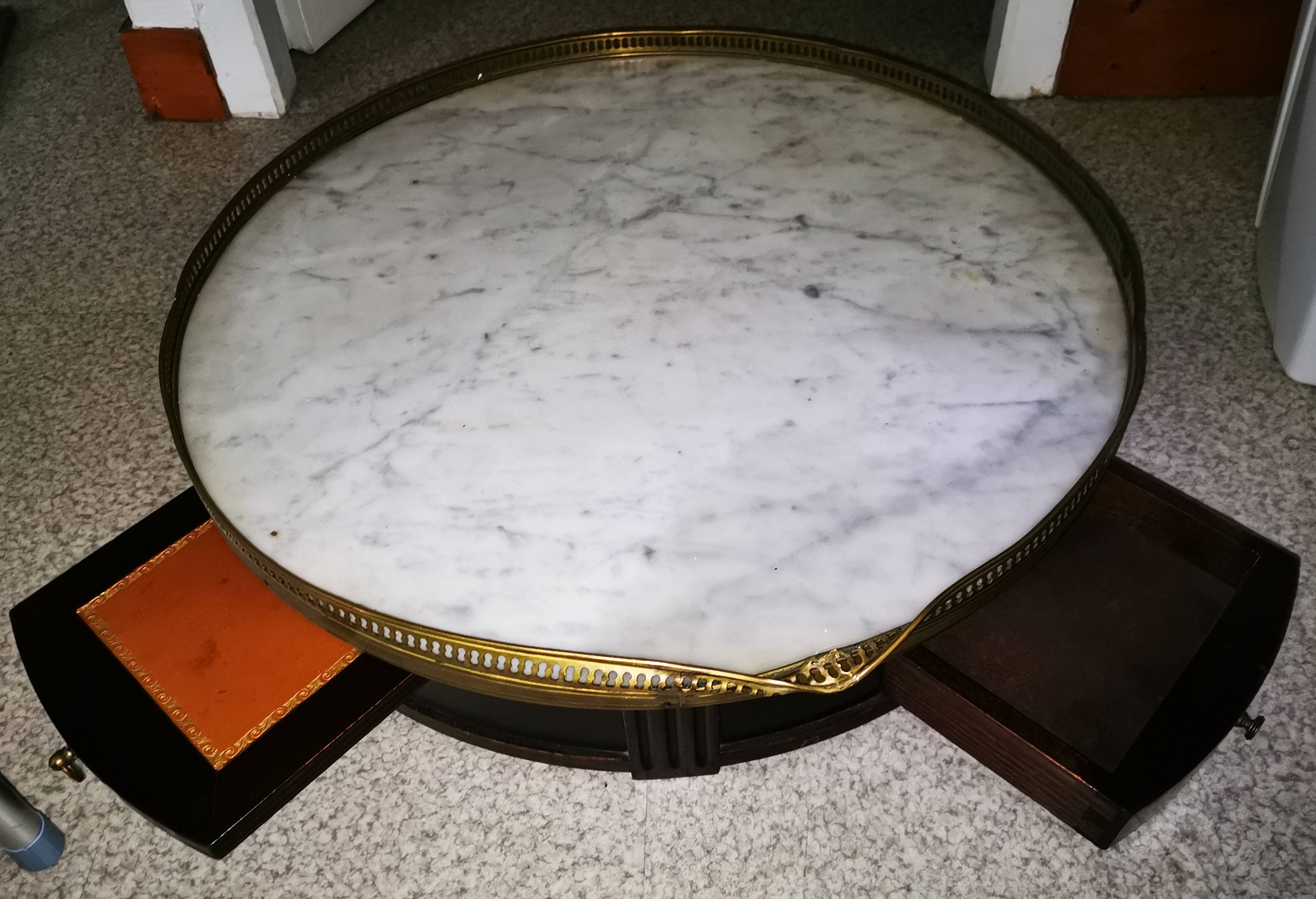 Vente table basse ancienne en marbre, cuir et cuivre